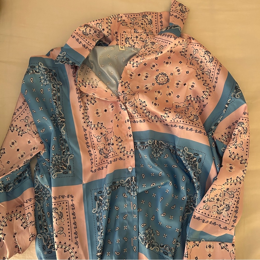 Patterned button up top - Picture 3 of 3